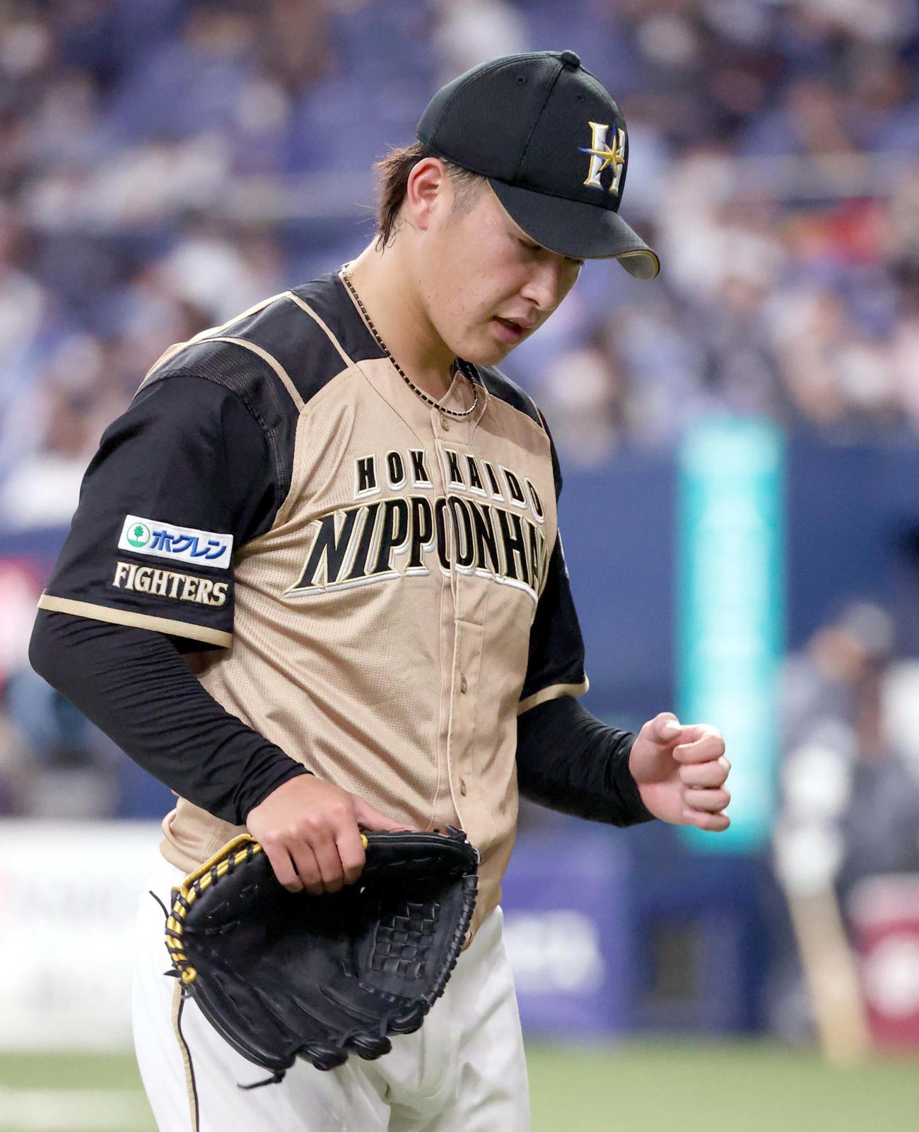オリックス対日本ハム　2回途中で降板する日本ハム先発の吉田輝（撮影・佐藤翔太）