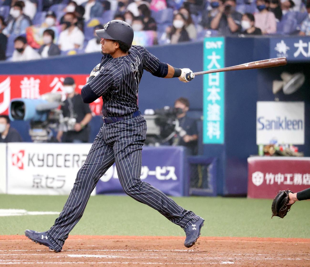 オリックス対日本ハム　3回裏オリックス無死一塁、モヤは右越え2点本塁打を放つ（撮影・佐藤翔太）