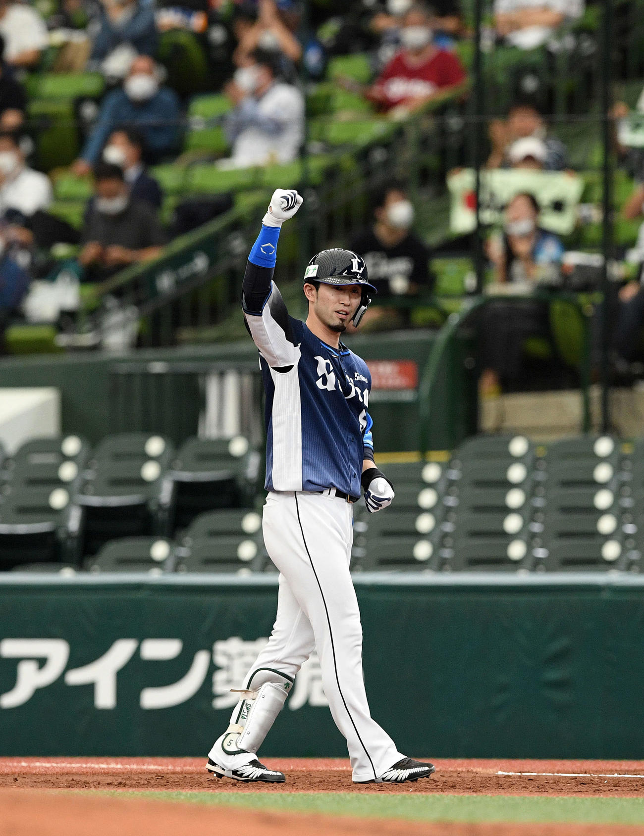 西武対楽天　1回裏西武2死満塁、先制の左前適時打を放った外崎はベンチへ向かいガッツポーズする（撮影・滝沢徹郎）