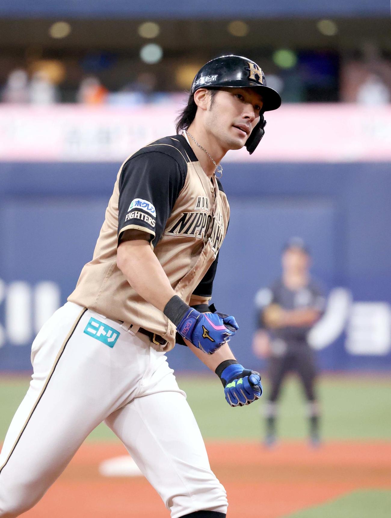 オリックス対日本ハム　6回表日本ハム1死一塁、大田は左越え2点本塁打を放ちポーズをとる（撮影・佐藤翔太）
