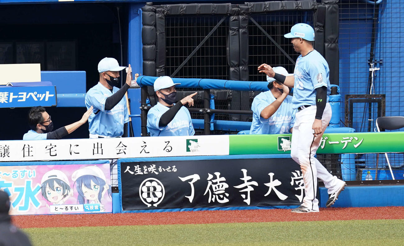 ロッテ対ソフトバンク　1回裏ロッテ1死満塁、井上の先制の左2点適時二塁打で生還したマーティン（右）を指さす井口監督（中央）（撮影・鈴木みどり）