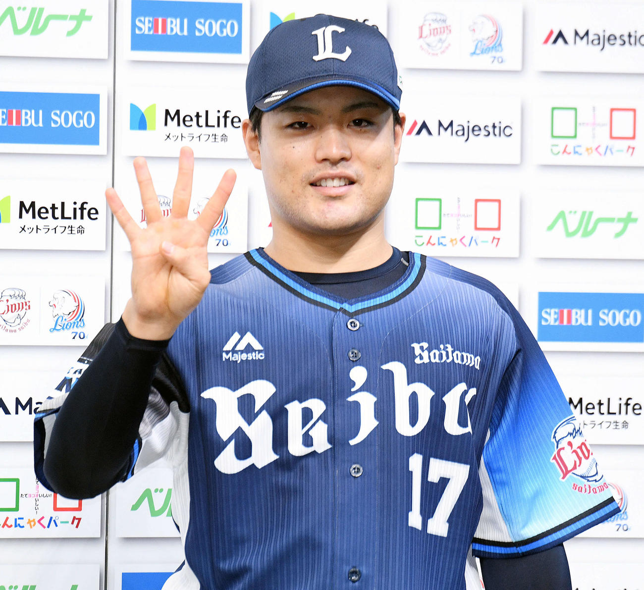 西武対楽天　ヒーローインタビューを終え「4」勝目のポーズを決める西武松本（撮影・滝沢徹郎）