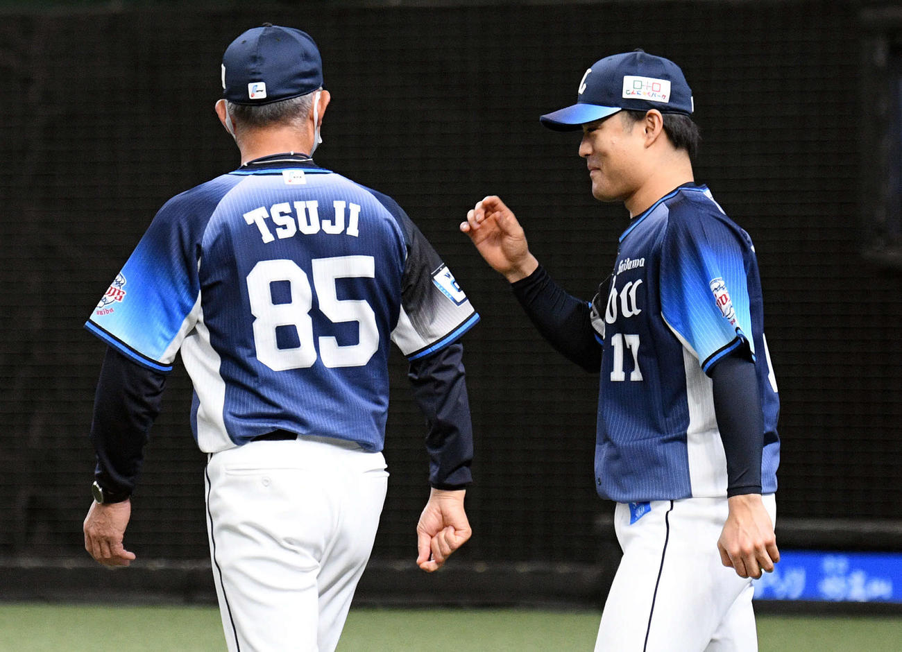 西武対楽天　試合後、勝利投手の西武松本（右）は辻監督から話しかけられ笑顔を見せる（撮影・滝沢徹郎）