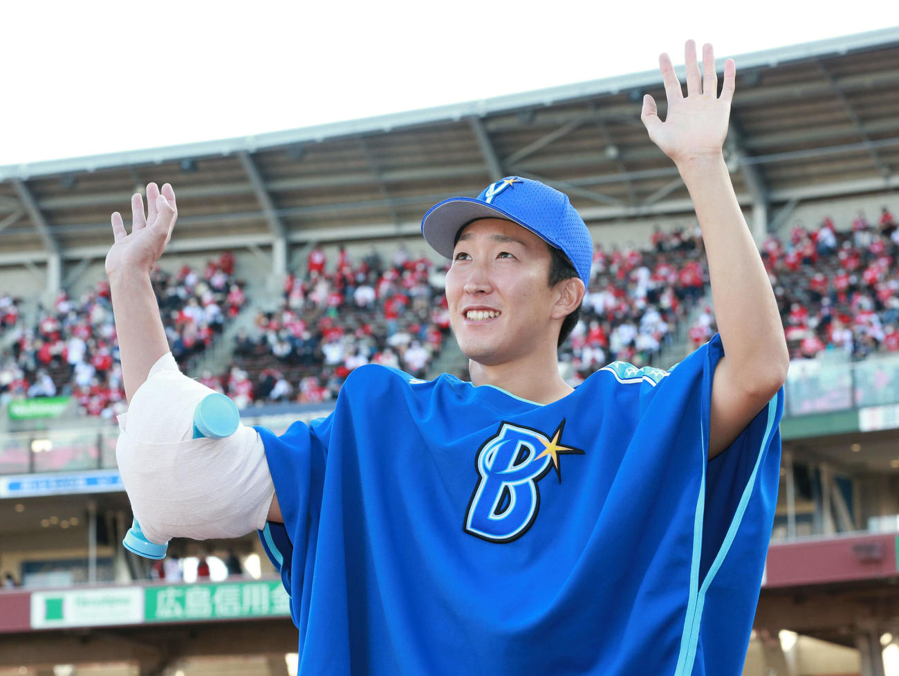 広島対DeNA　ファンの声援に応える大貫晋一