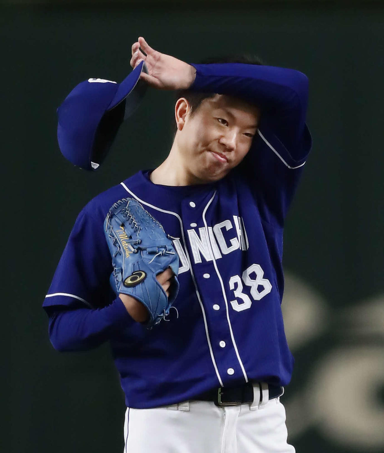 巨人対中日　1回裏巨人無死二塁、松原の左越え三塁打で先制を許した中日先発の松葉（撮影・丹羽敏通）