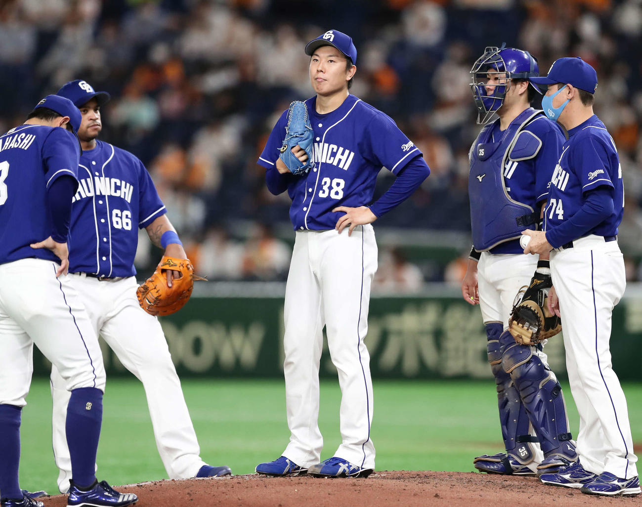 巨人対中日　5回裏巨人2死一塁、坂本を申告敬遠で降板する中日先発の松葉（中央）（撮影・丹羽敏通）