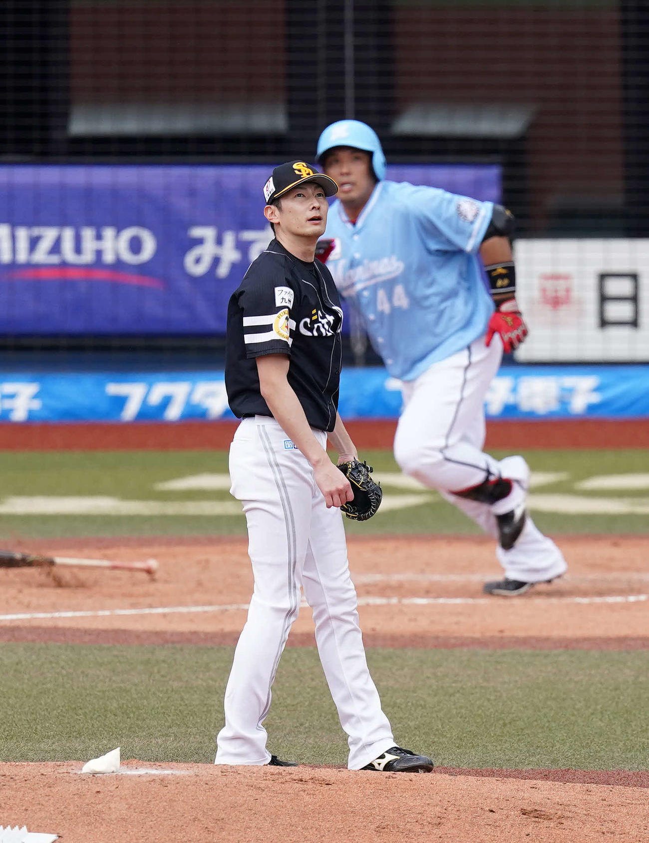 ロッテ対ソフトバンク　2回裏ロッテ2死一、二塁、井上に左2点適時二塁打を浴びる二保（撮影・鈴木みどり）