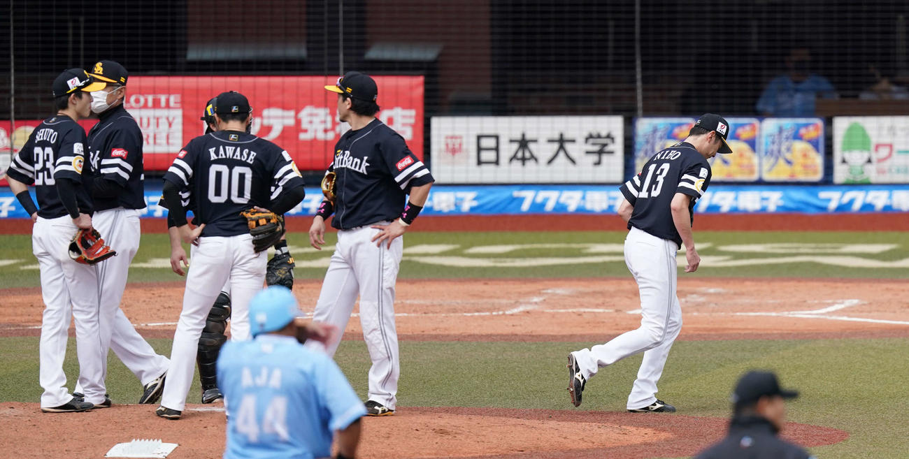 ロッテ対ソフトバンク　2回裏ロッテ2死一、二塁、井上に左2点適時二塁打を浴びた後、降板する二保（右）（撮影・鈴木みどり）