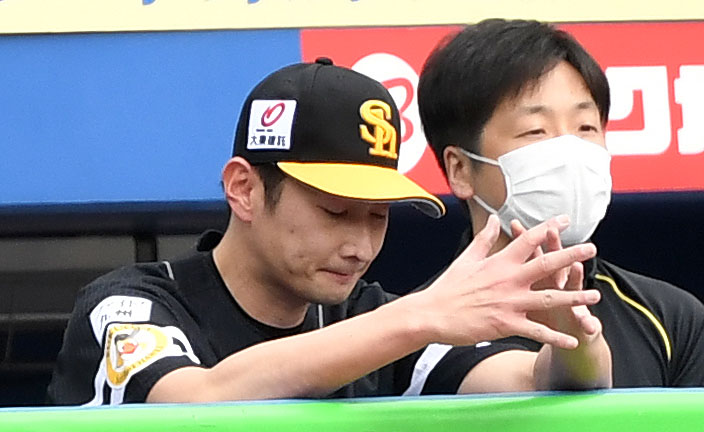 ロッテ対ソフトバンク　2回裏途中で降板し悔しげな表情の二保（撮影・横山健太）