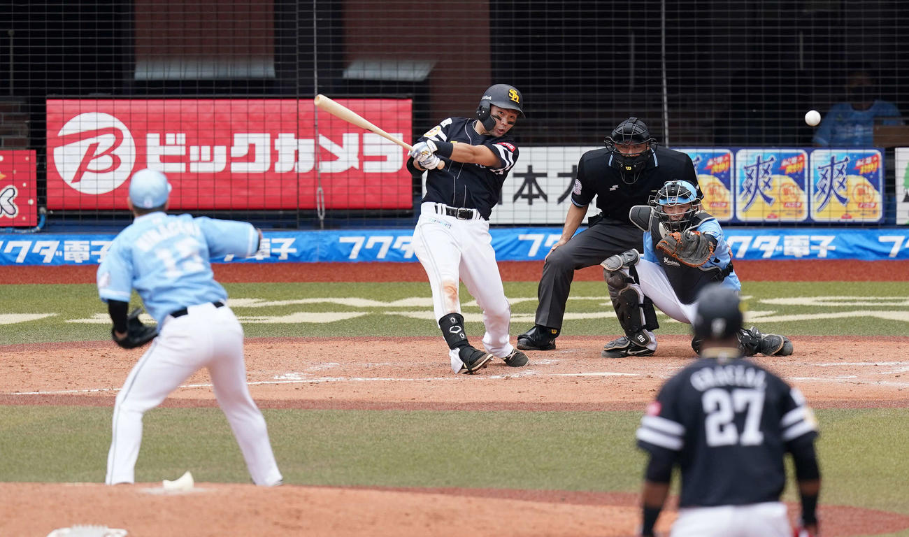 ロッテ対ソフトバンク　4回表ソフトバンク無死満塁、左前適時打を放つ中村晃。投手美馬（撮影・鈴木みどり）