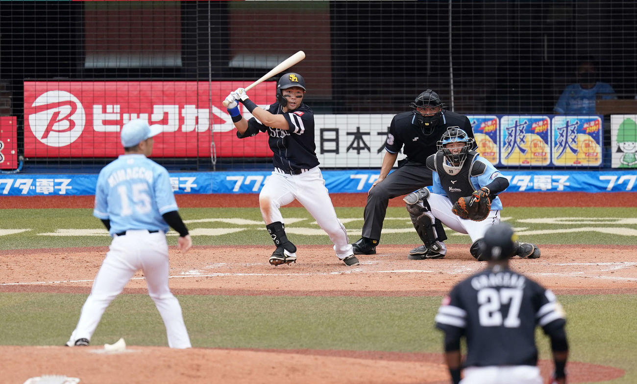 ロッテ対ソフトバンク　4回表ソフトバンク無死満塁、左前適時打を放つ中村晃。投手美馬（撮影・鈴木みどり）