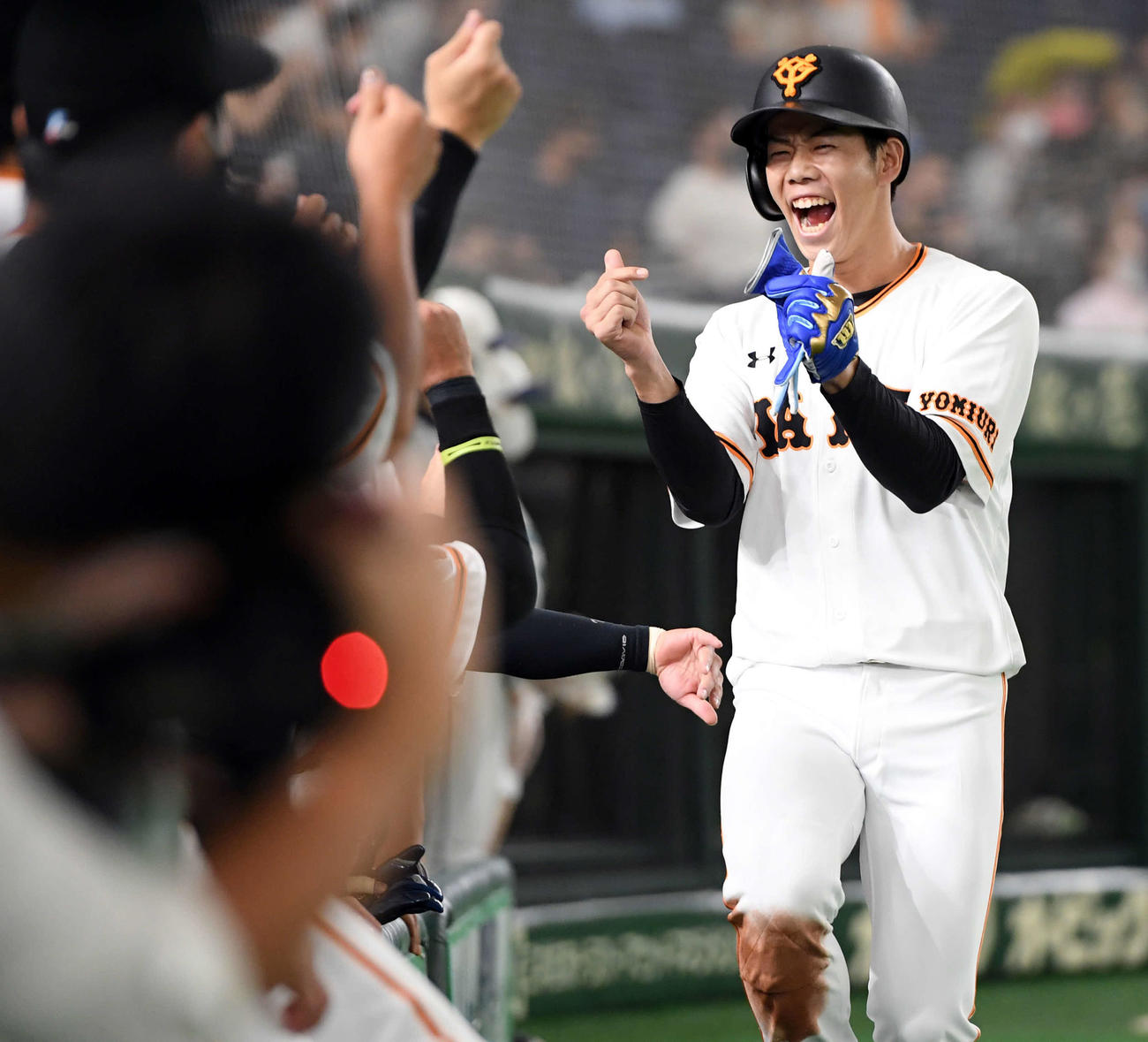 巨人対中日　1回裏巨人無死二塁、本塁打判定の一打を放ち笑顔で生還の松原。その後、リプレー検証で三塁打とされた（撮影・たえ見朱実）