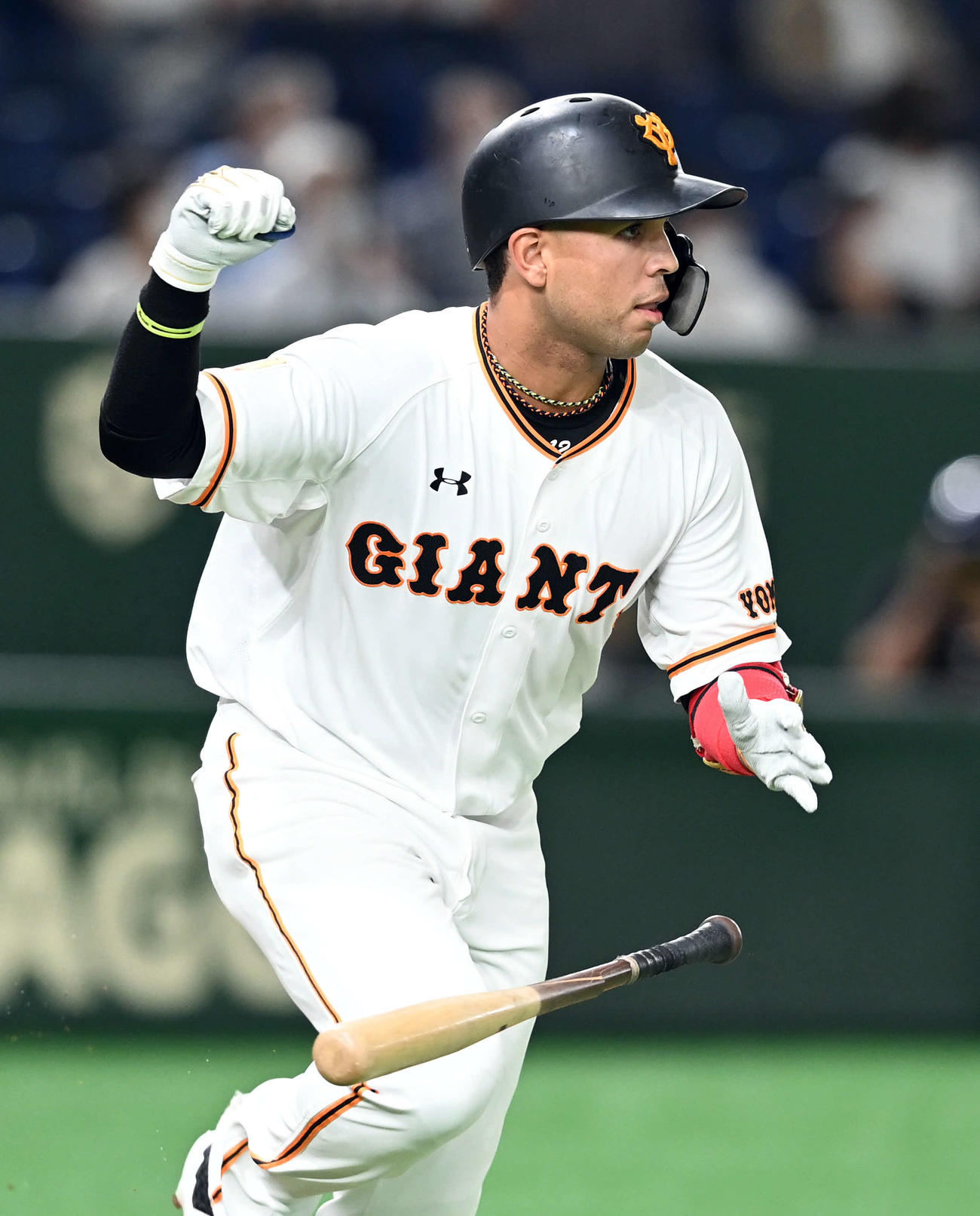 巨人対中日　6回裏巨人無死一塁、右前に安打を放ちガッツポーズを決めるウレーニャ（撮影・たえ見朱実）