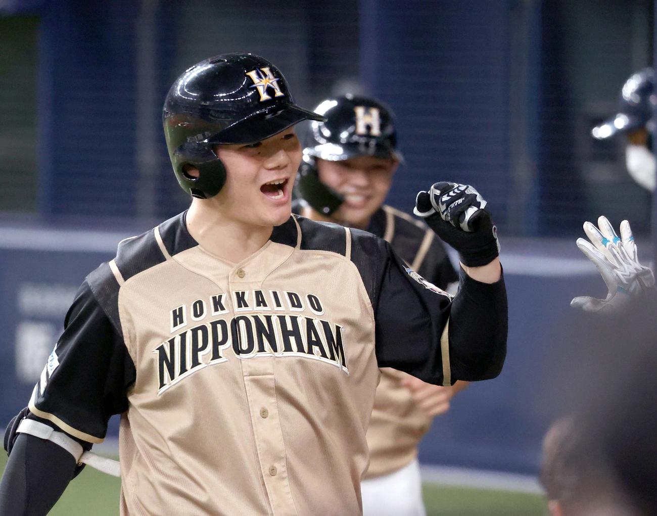 オリックス対日本ハム　9回表日本ハム1死一塁、清宮は右越え2点本塁打を放ちチームメートに出迎えられる（撮影・佐藤翔太）