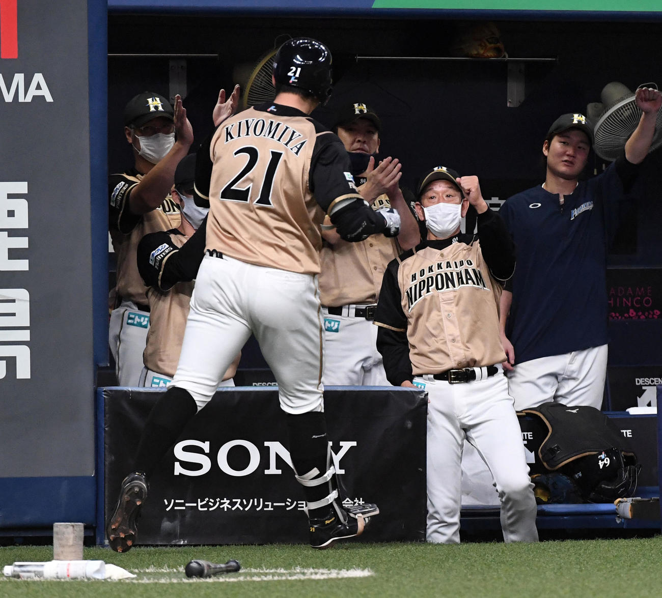 オリックス対日本ハム　9回表日本ハム1死一塁、清宮は右中間に2点本塁打を放った清宮を迎える栗山監督（撮影・前岡正明）