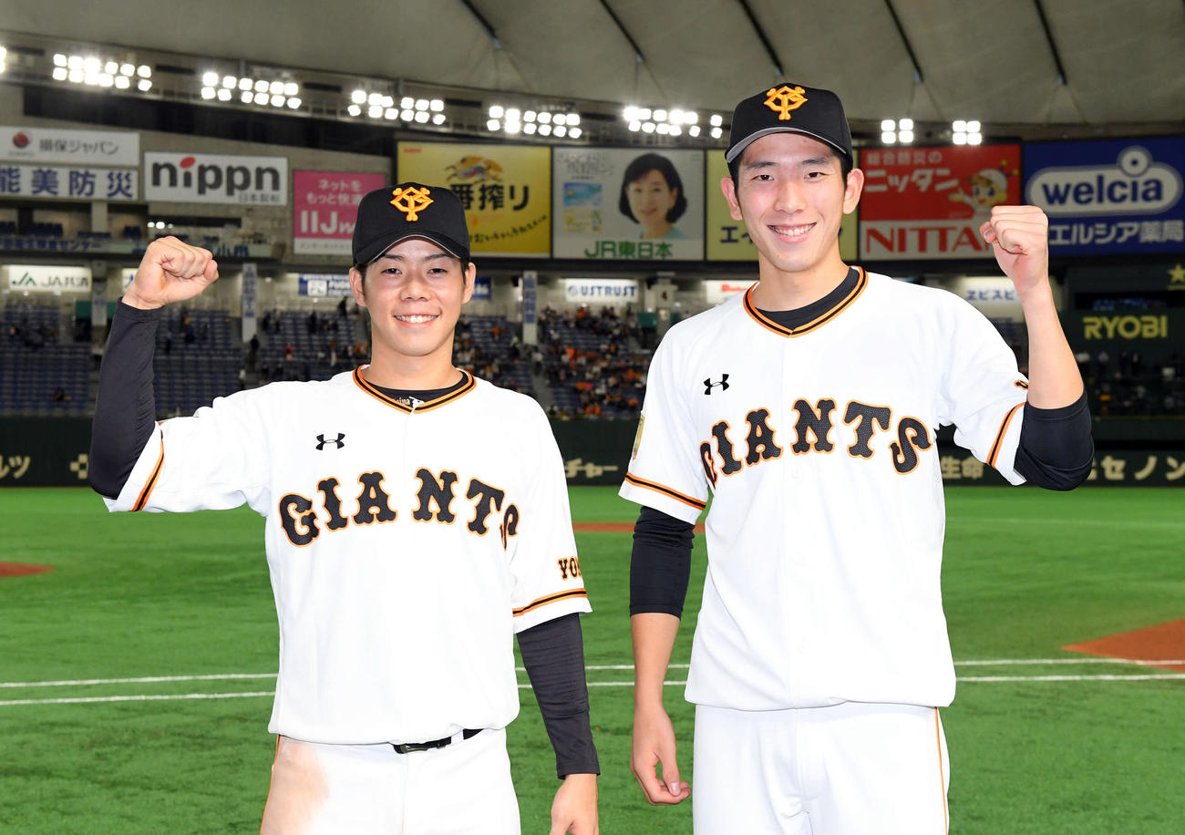 巨人対中日　ヒーローインタビューを終え笑顔でガッツポーズする巨人松原（左）と戸郷（撮影・たえ見朱実）