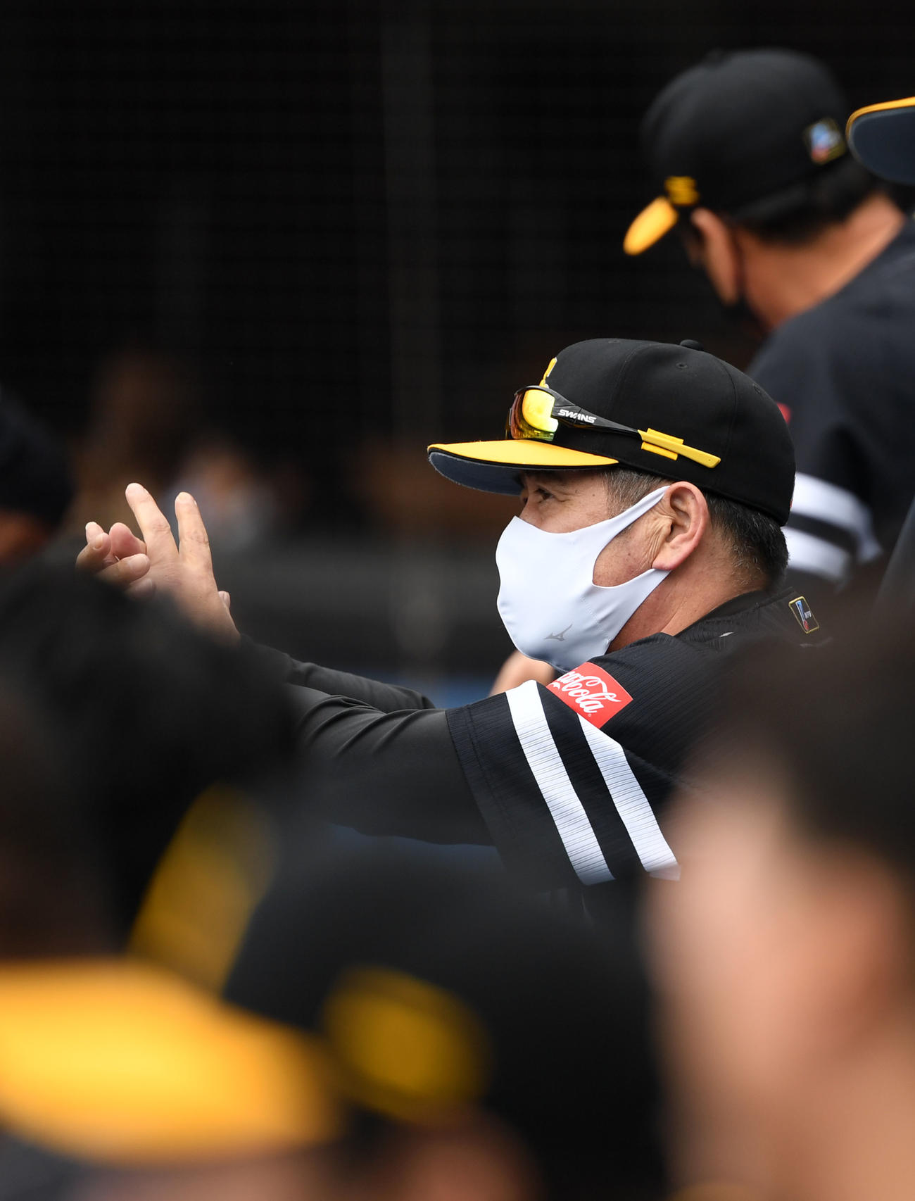 ロッテ対ソフトバンク　厳しい表情で試合を見つめるソフトバンク工藤監督（撮影・横山健太）