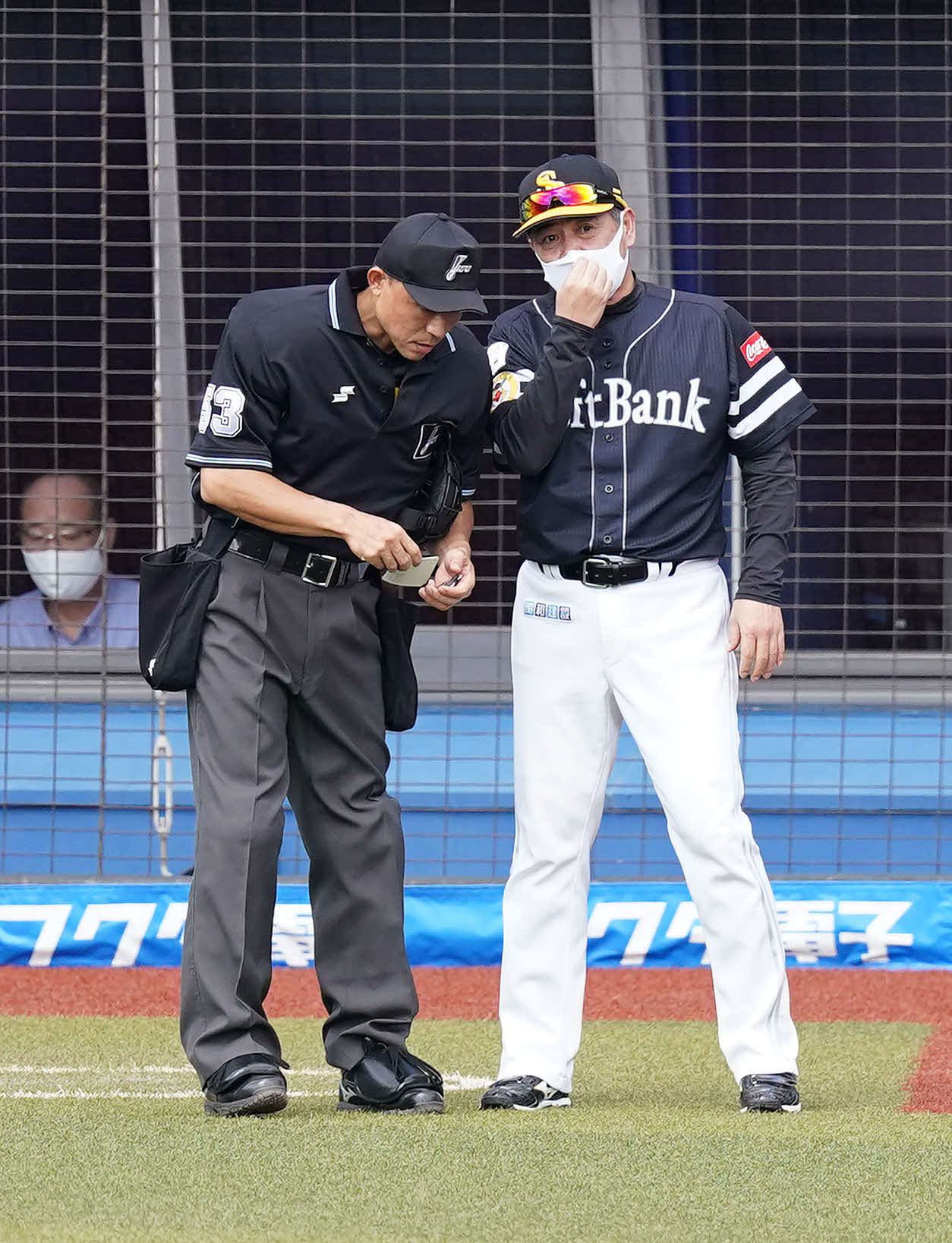 ロッテ対ソフトバンク　2回裏ロッテ2死一、二塁、井上に左2点適時二塁打を浴びた後、先発二保の降板を告げる工藤監督（右）（撮影・鈴木みどり）