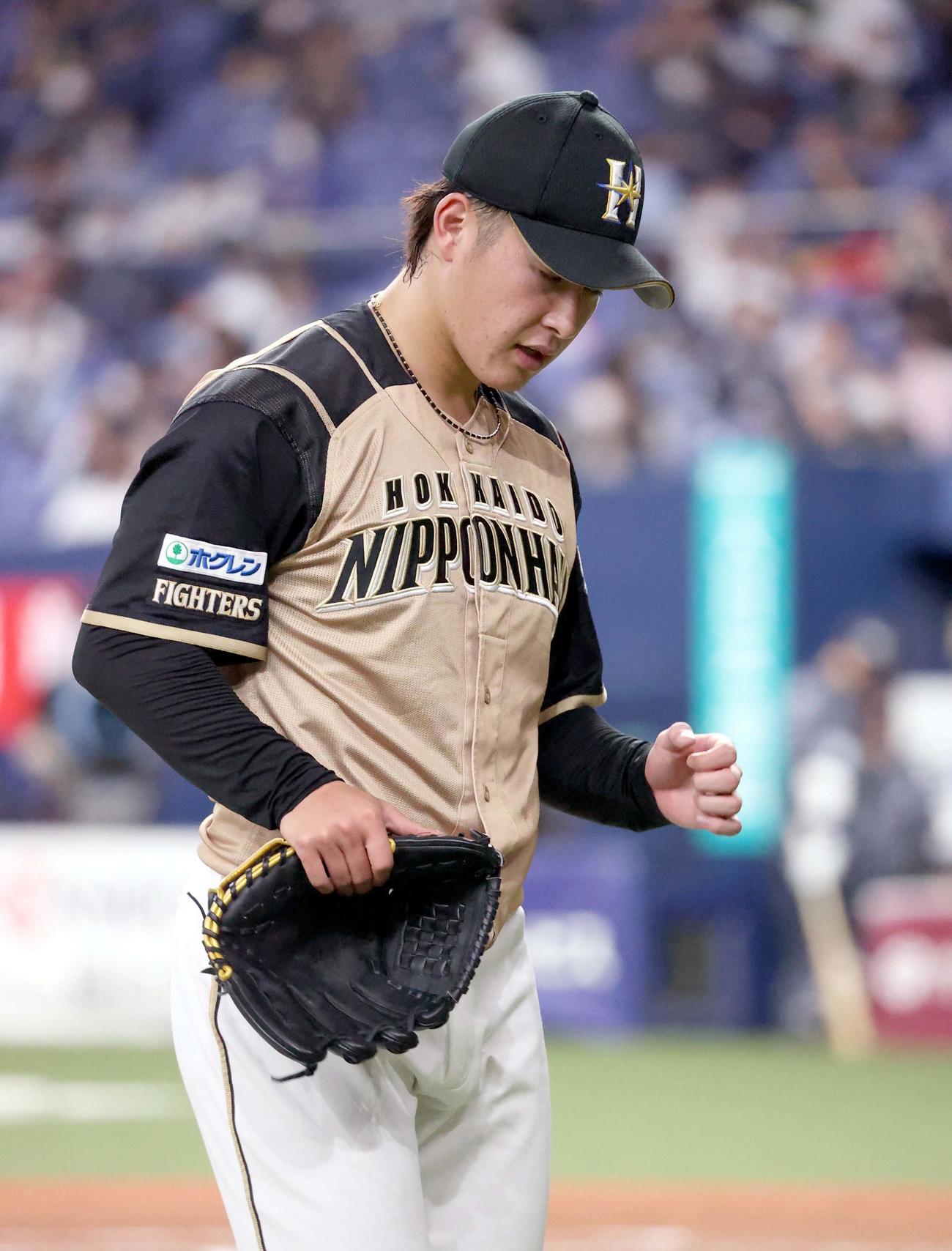 オリックス対日本ハム　2回途中で降板する日本ハム先発の吉田輝星（撮影・佐藤翔太）