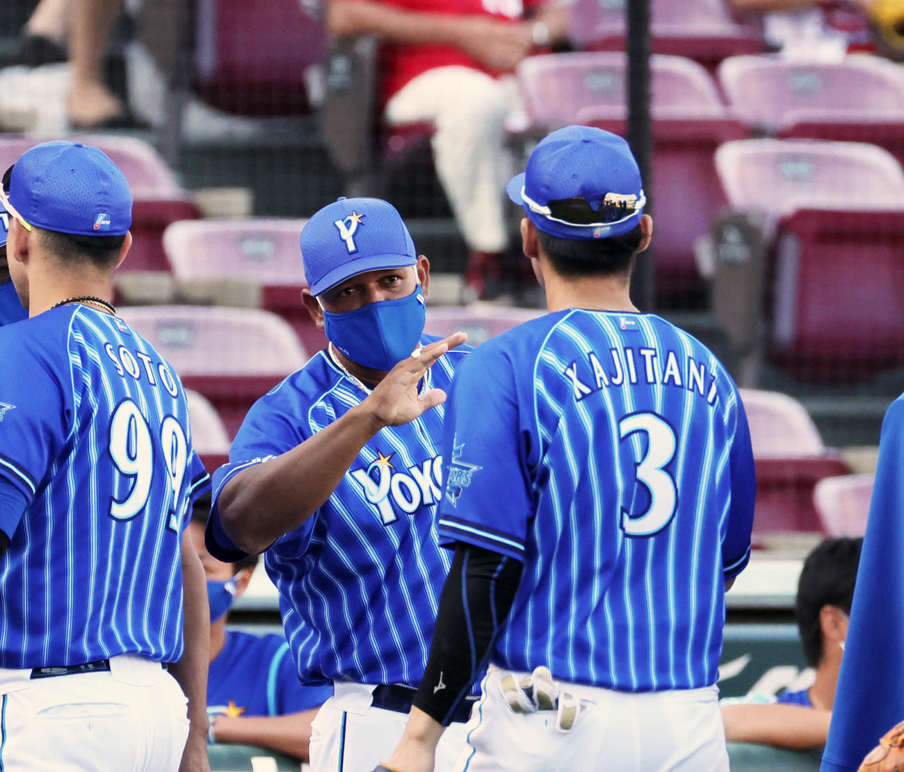 広島に勝利し梶谷を迎えるラミレス監督（撮影・加藤孝規）