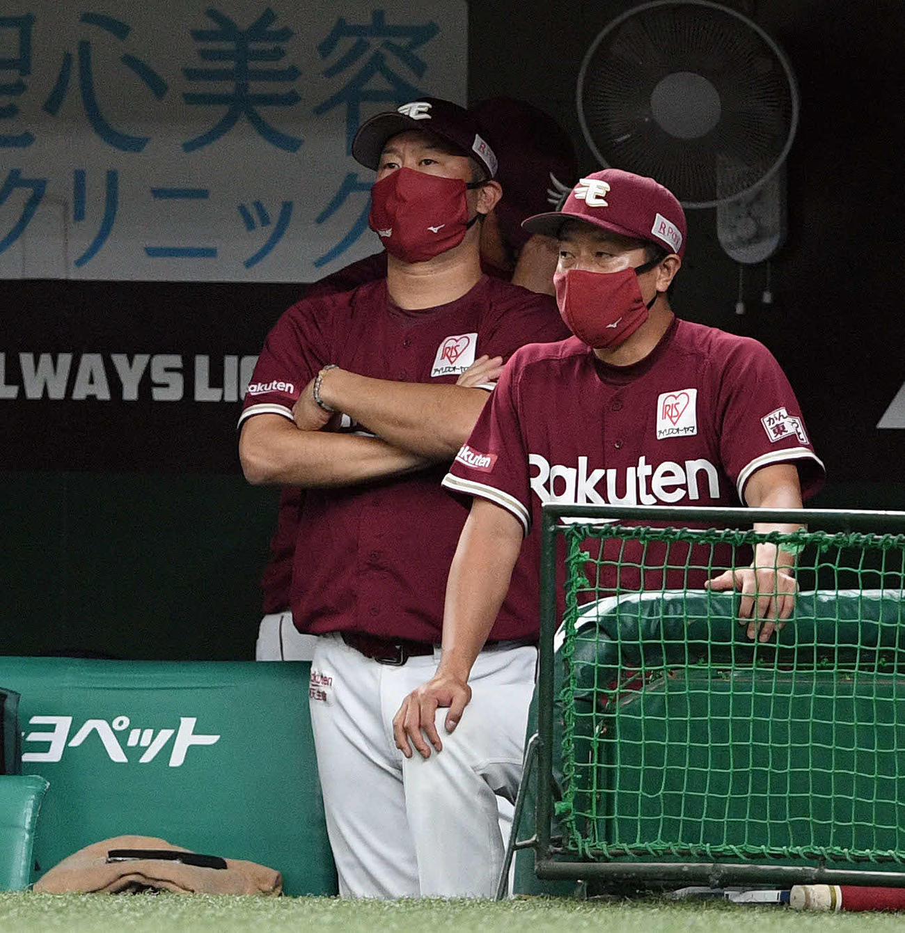 西武対楽天　9回、厳しい表情で戦況を見つめる楽天三木監督（手前から2人目）（撮影・滝沢徹郎）