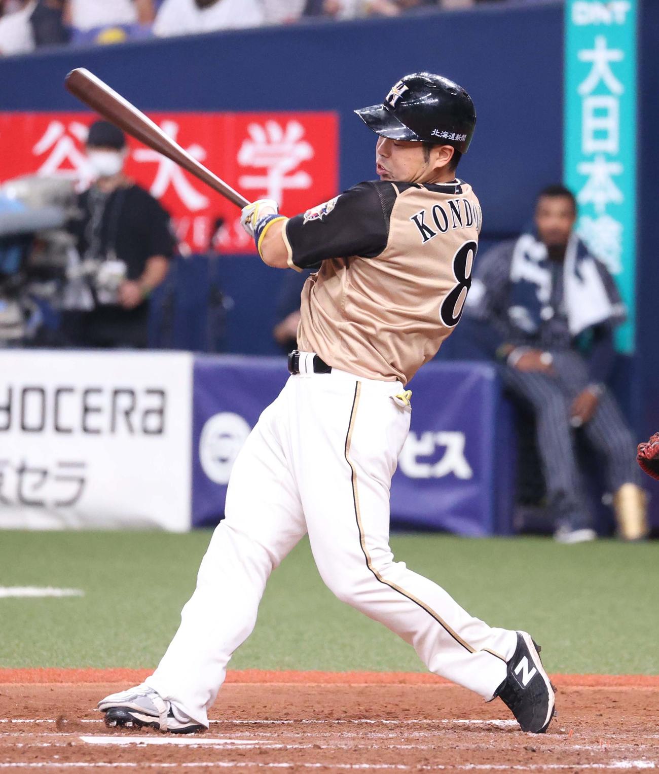 オリックス対日本ハム　3回表日本ハム1死満塁、近藤は右前適時打を放つ（撮影・佐藤翔太）