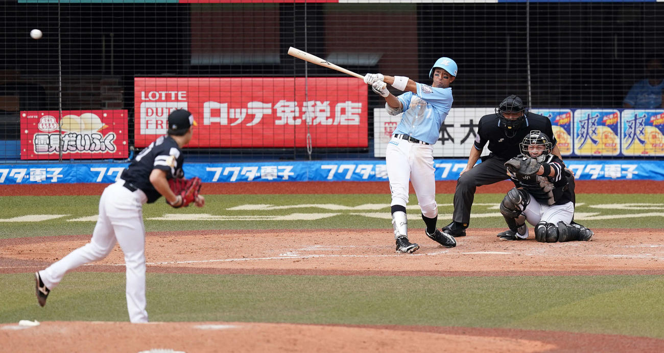 ロッテ対ソフトバンク　4回裏ロッテ無死、右二塁打を放つ福田秀。投手笠谷（撮影・鈴木みどり）