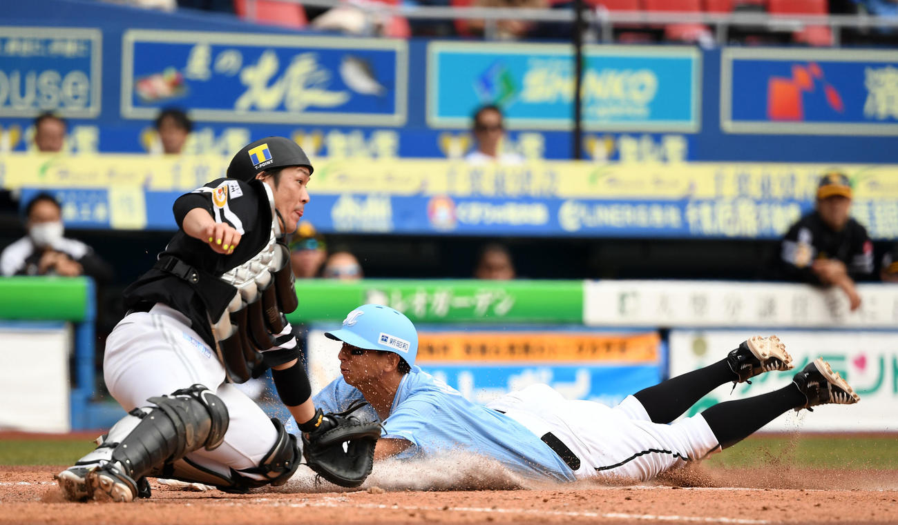 ロッテ対ソフトバンク　4回裏ロッテ1死三塁、二野選で本塁へ生還する福田秀。捕手甲斐（撮影・横山健太）