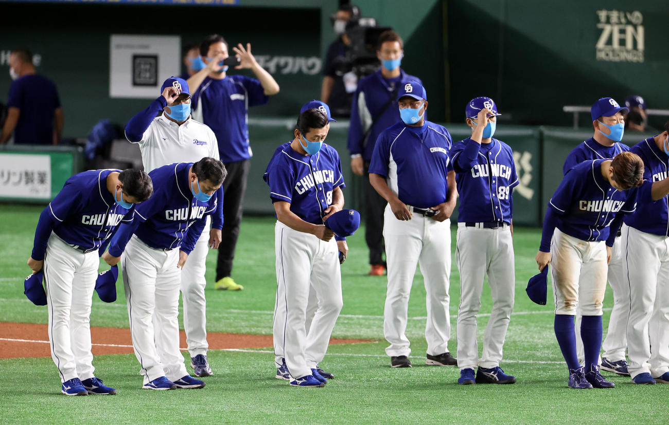 巨人対中日　東京ドーム最終戦でスタンドにあいさつする与田監督（左）ら中日の選手たち（撮影・浅見桂子）