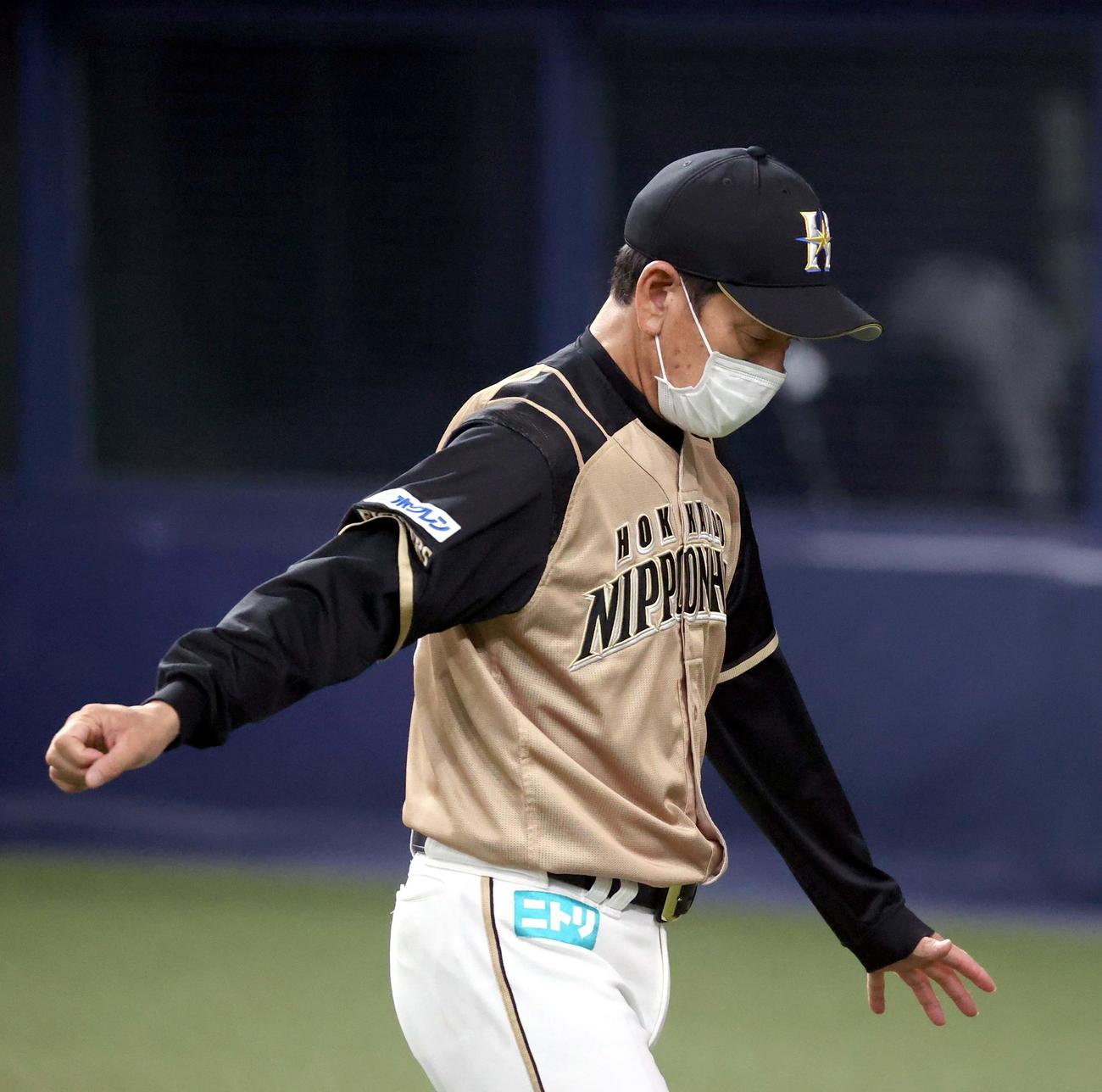 オリックス対日本ハム　選手交代を告げる日本ハム栗山監督（撮影・佐藤翔太）