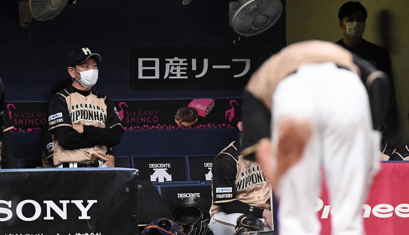 オリックス対日本ハム　7回表日本ハム無死一、二塁、近藤の一塁ゴロ併殺崩れの間に本塁を狙った西川がタッチアウトになり厳しい表情の栗山監督（撮影・前岡正明）