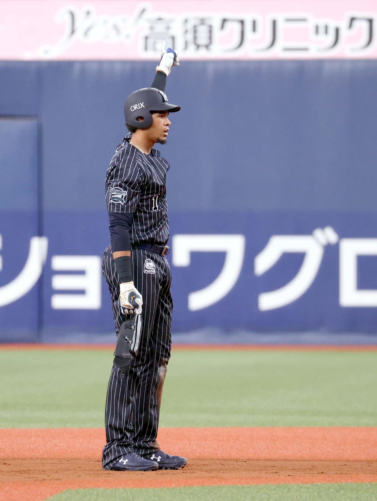 オリックス対日本ハム　8回裏オリックス無死、モヤは天井直撃の二塁打を放ち位置を指差す（撮影・佐藤翔太）
