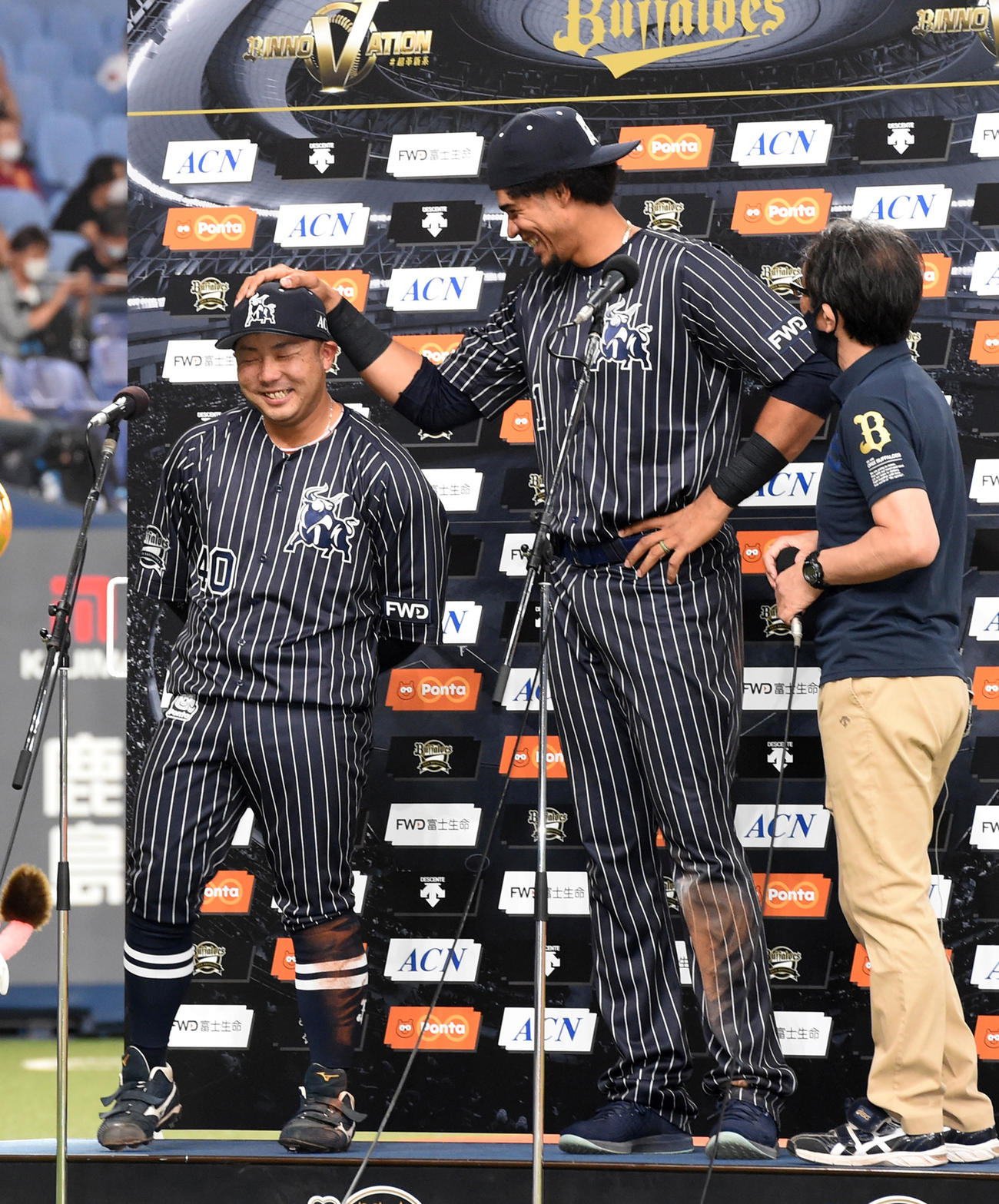 オリックス対日本ハム　ヒーローインタビューで身長差のあるモヤ（右）から祝福を受ける大下（撮影・前岡正明）