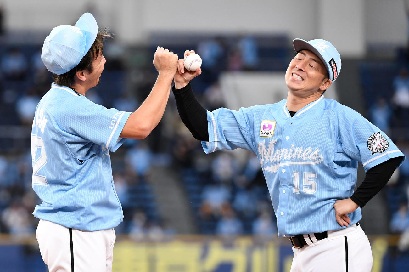 ロッテ対ソフトバンク　ウイニングボールを手におどけるロッテ美馬（右）。左は益田（撮影・横山健太）