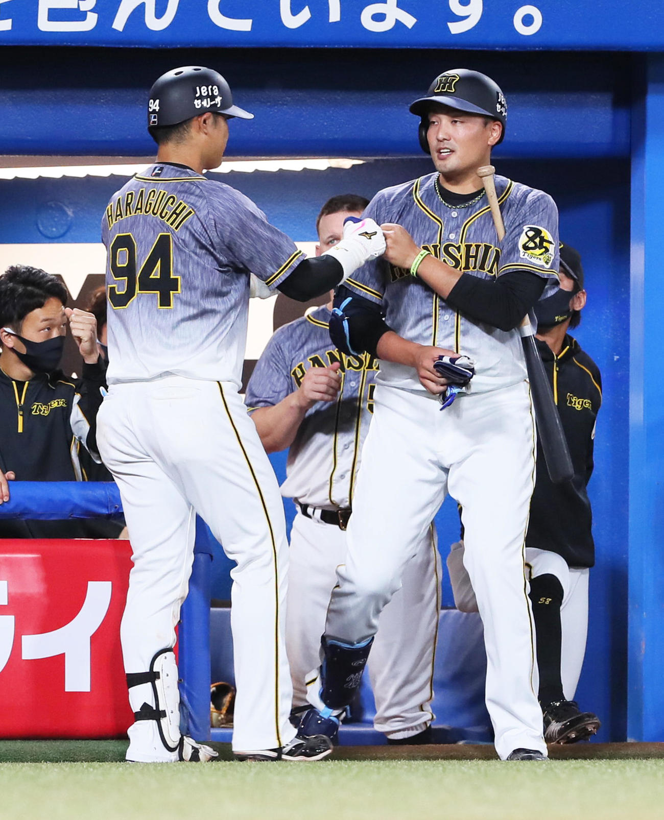 ヤクルト対阪神　2回表阪神無死、左越え本塁打を放った原口（左）をタッチで迎える秋山（撮影・足立雅史）