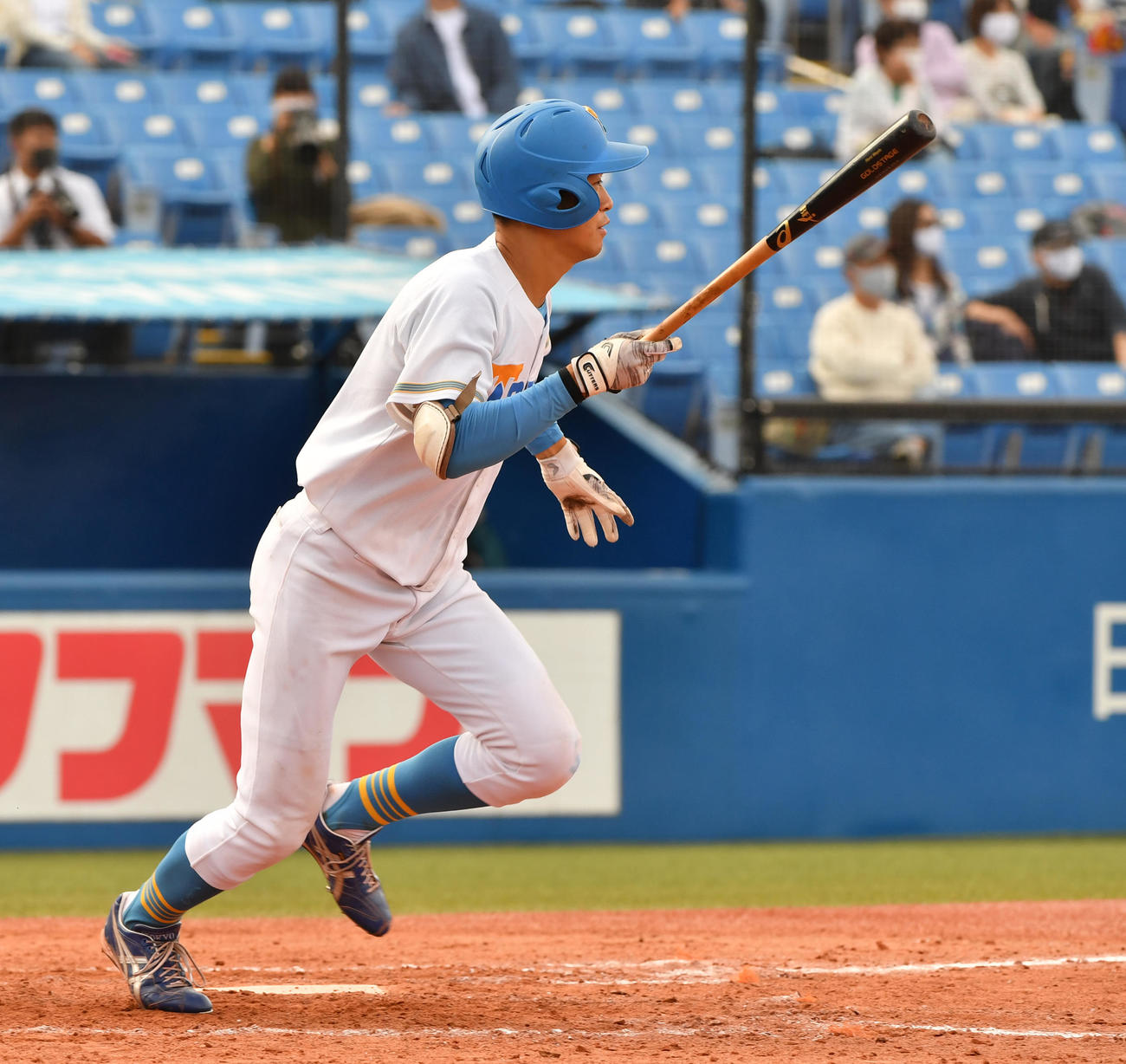 慶大対東大　5回裏東大1死二、三塁、石元は中前に2点適時打を放つ（撮影・柴田隆二）