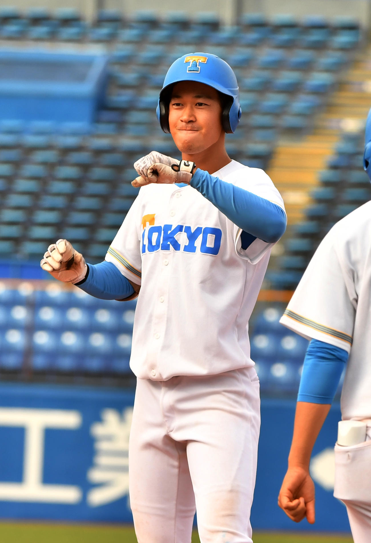 慶大対東大　5回裏東大1死二、三塁、石元は中前に2点適時打を放ちガッツポーズする（撮影・柴田隆二）