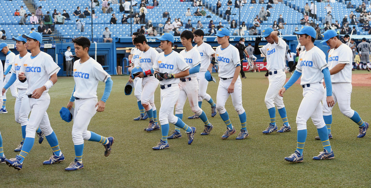 慶大対東大　リーク戦51連敗の東大ナインはスタンドにあいさつする（撮影・柴田隆二）