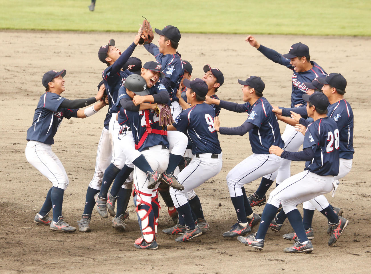32度目の優勝を果たし喜び合う東日本国際大の選手たち（撮影・野上伸悟）