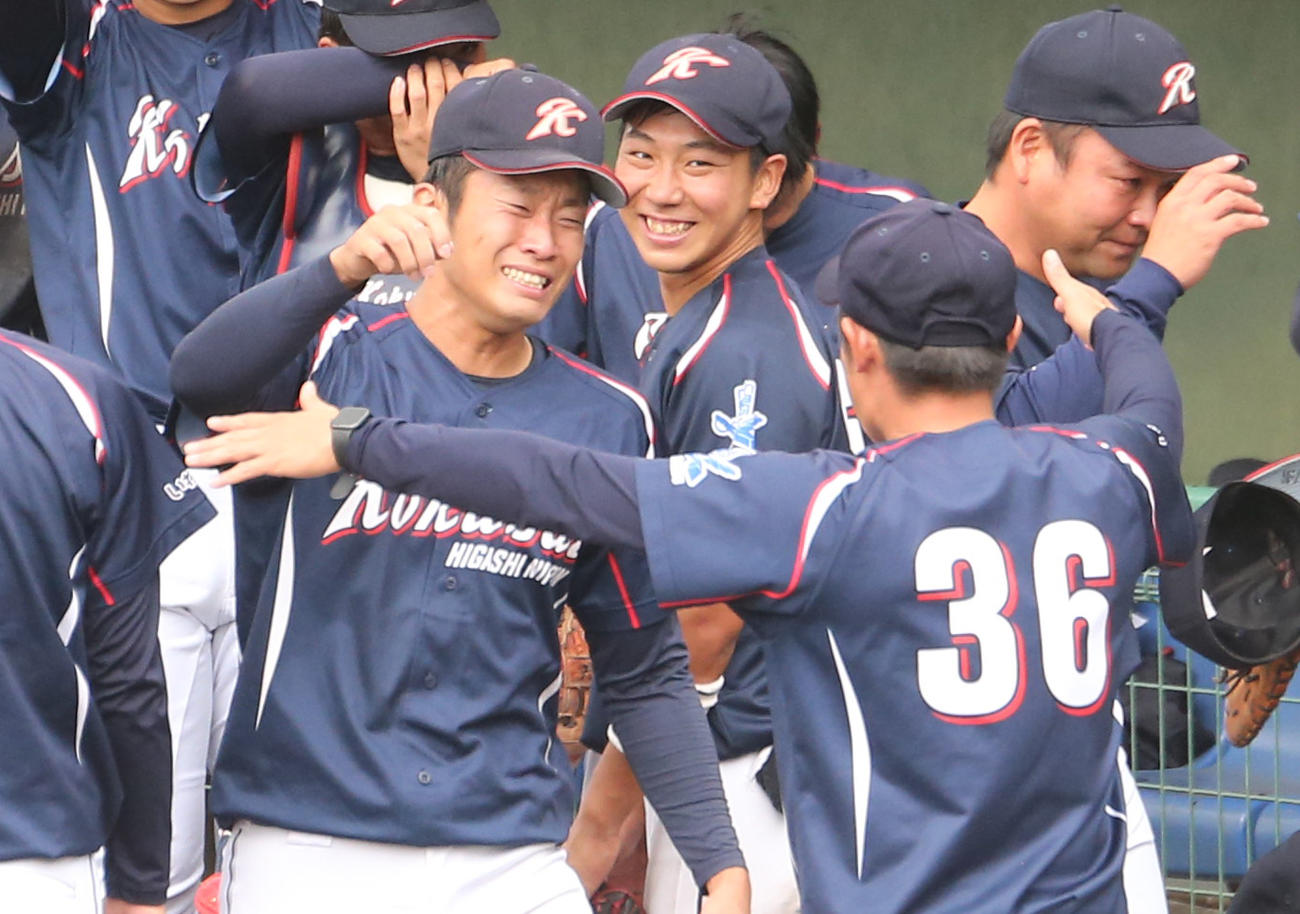 東北公益文科大対東日本国際大　優勝し涙で喜ぶ東日本国際大・斎田（左）（撮影・野上伸悟）