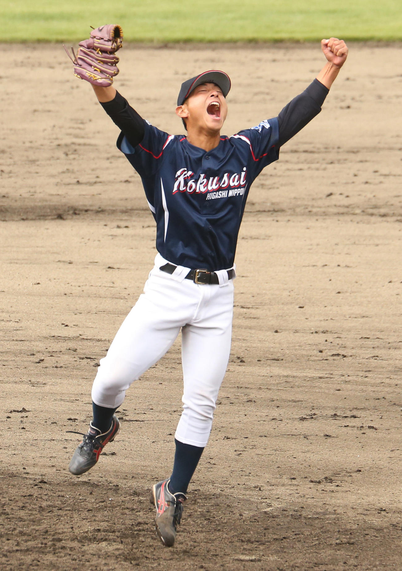 東北公益文科大対東日本国際大　優勝し喜ぶ東日本国際大・佐々木（撮影・野上伸悟）