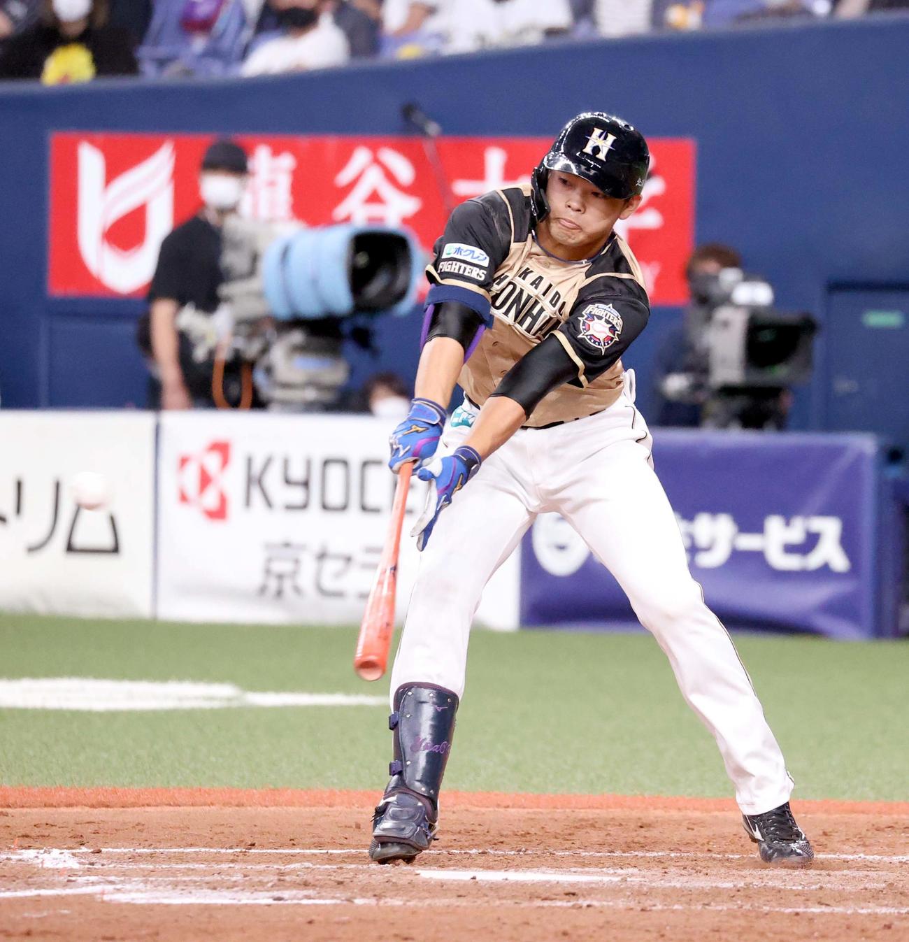 オリックス対日本ハム　9回表日本ハム無死、田宮はプロ初打席初安打となる中前打を放つ（撮影・佐藤翔太）