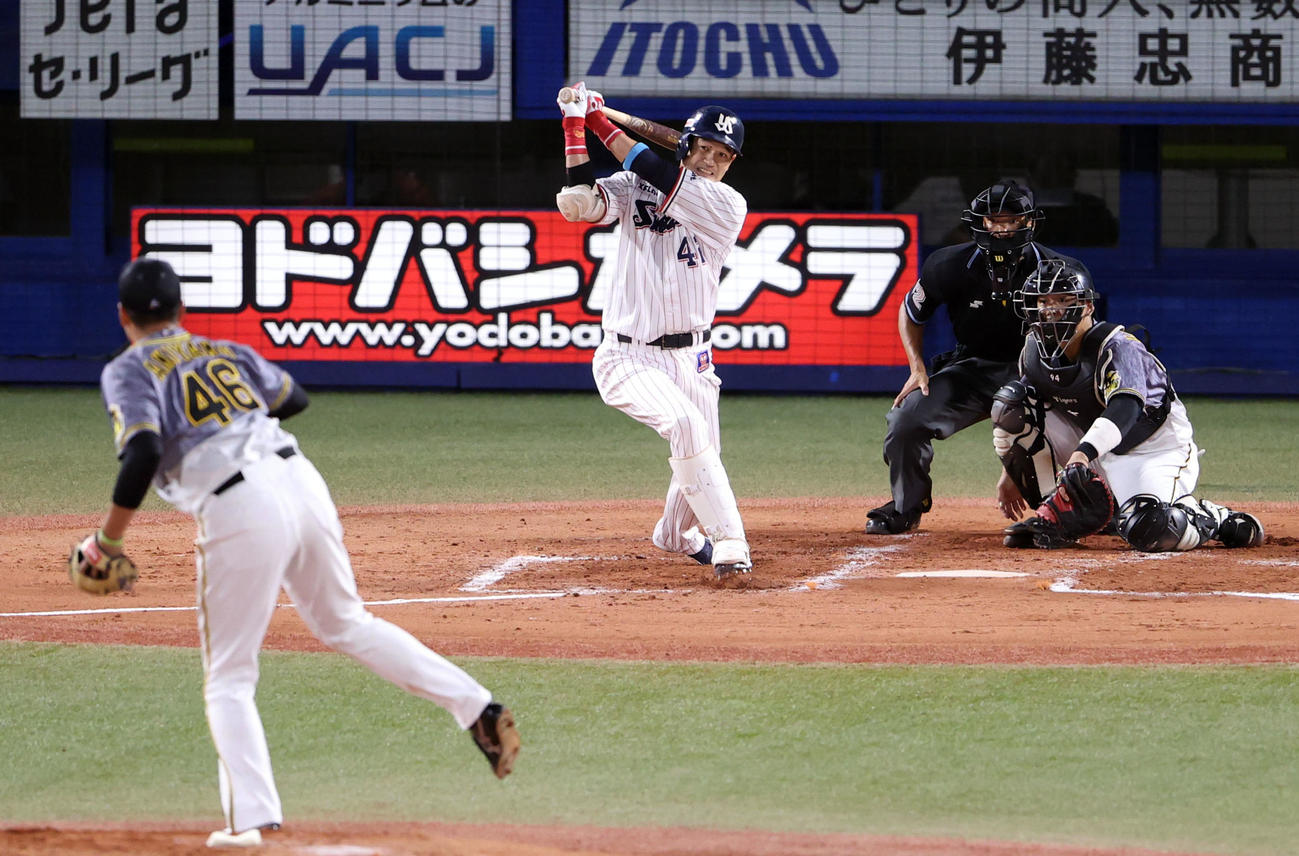 ヤクルト対阪神　1回裏ヤクルト2死一、二塁、2点適時二塁打を放つ坂口。投手秋山（撮影・狩俣裕三）