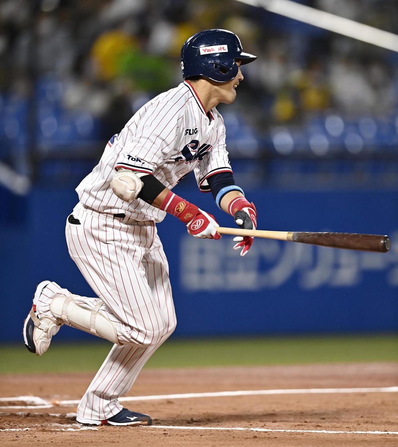 1回ヤクルト2死一、二塁、坂口が右中間に逆転の2点二塁打を放つ（共同）