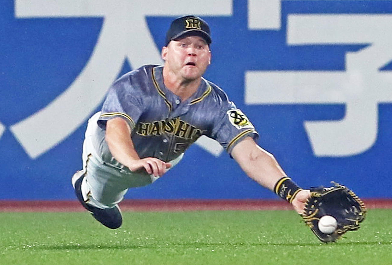 ヤクルト対阪神　4回裏ヤクルト2死二塁、エスコバーの打球を好捕する左翼手サンズ（撮影・足立雅史）
