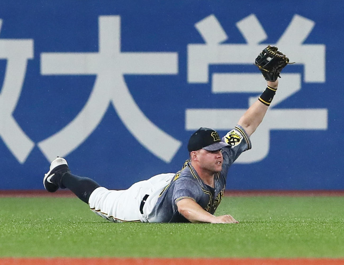 ヤクルト対阪神　4回裏ヤクルト2死二塁、エスコバーの打球を好捕し捕球をアピールする左翼手サンズ（撮影・足立雅史）