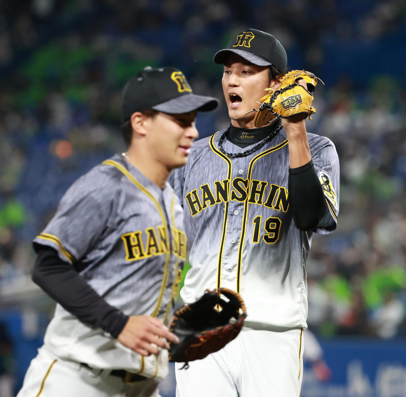 8回裏ヤクルト1死一塁、青木宣親を遊ゴロ併殺に仕留め野手とタッチを交わす藤浪晋太郎（撮影・清水貴仁）