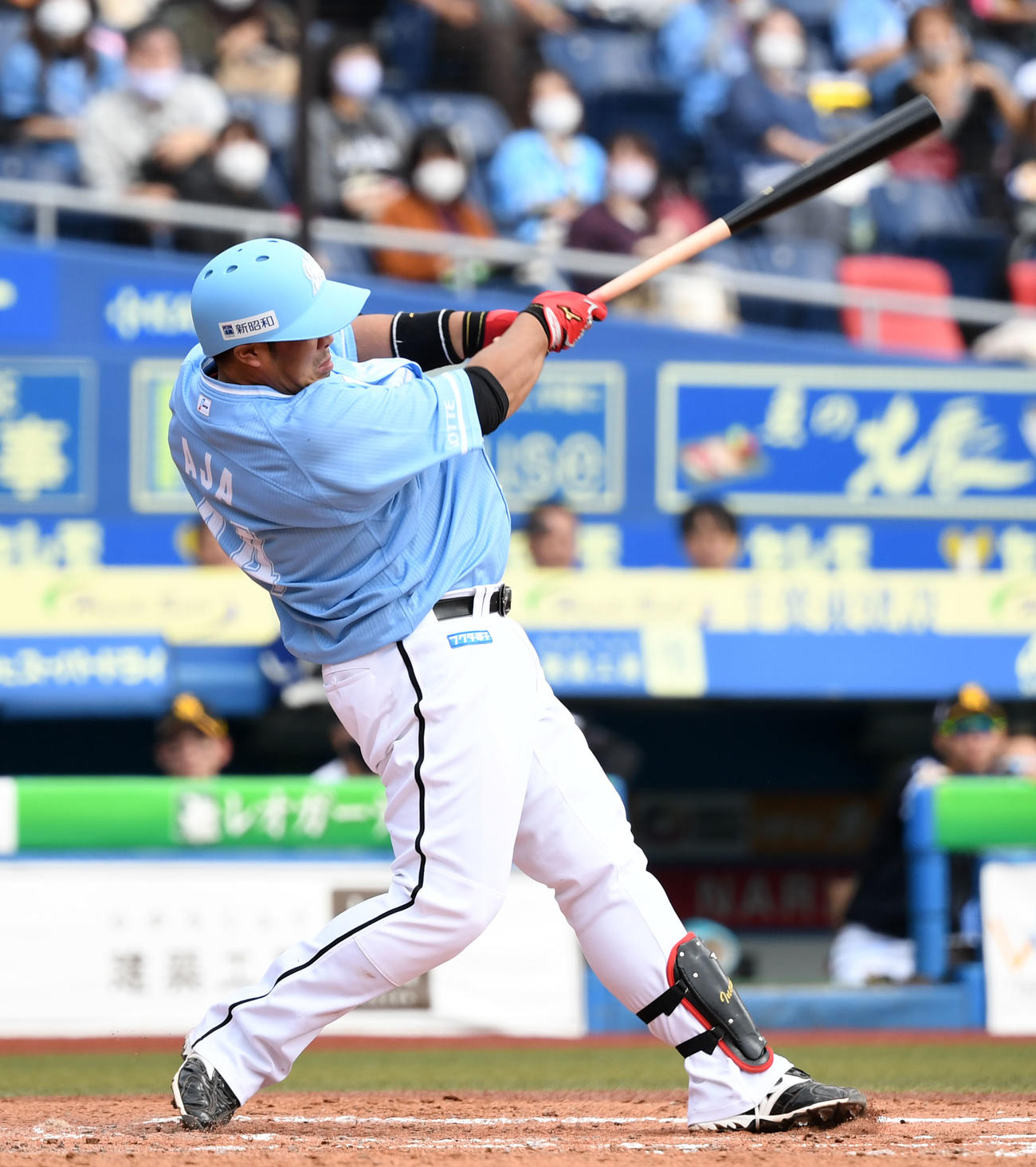 ロッテ対ソフトバンク　2回裏ロッテ2死一、二塁、左越え2点適時二塁打を放つ井上（撮影・横山健太）