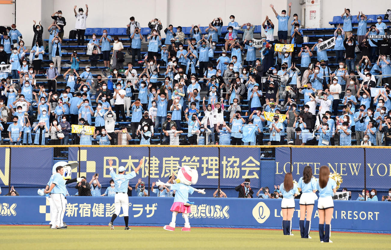 ロッテ対ソフトバンク　ライトスタンドのファンにあいさつするロッテ井上（左）と福田秀（撮影・横山健太）