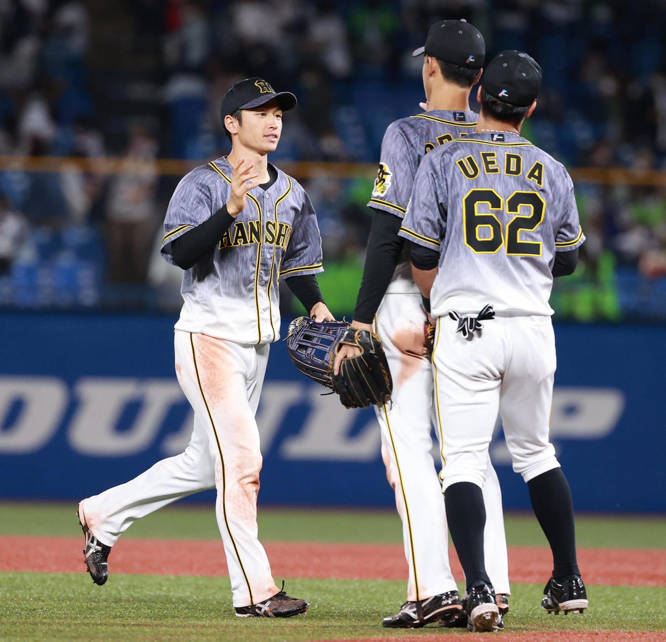 ヤクルトに快勝しタッチを交わす近本光司（左）（撮影・清水貴仁）